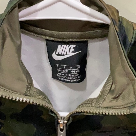Nike Track Outerwear Green Camo Jacket Size Small 4-5yr old - Picture 3 of 4